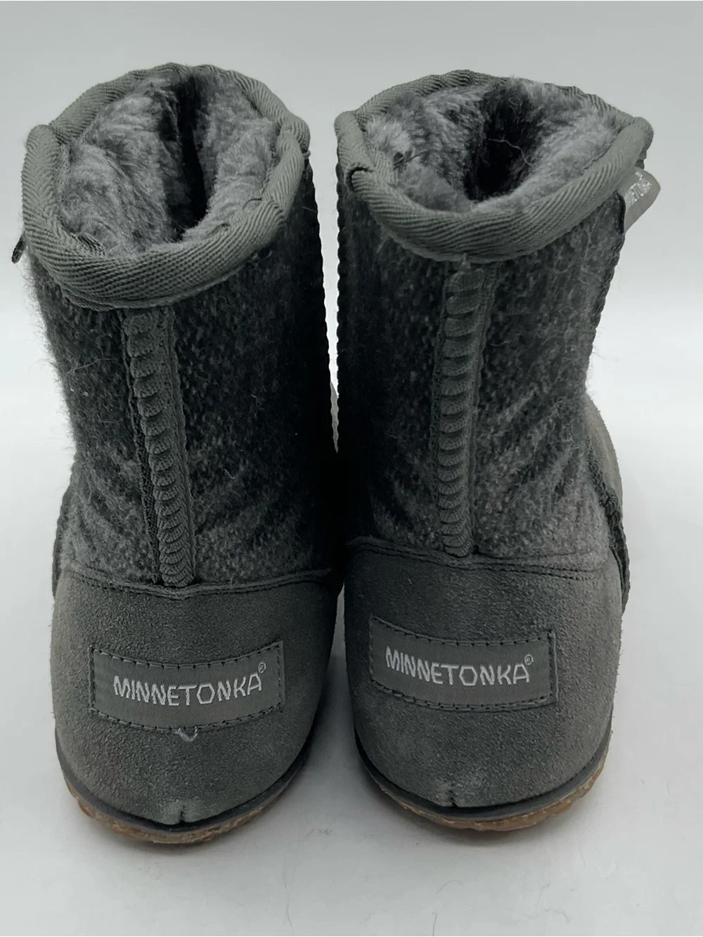 Minnetonka Women’s Gray Suede Faux Fur Lined Ankle Boots Size 9 M 84955